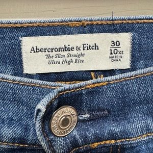 Abercrombie & Fitch Curve Love Ultra High Rise 90s Slim Straight Jean Size 30